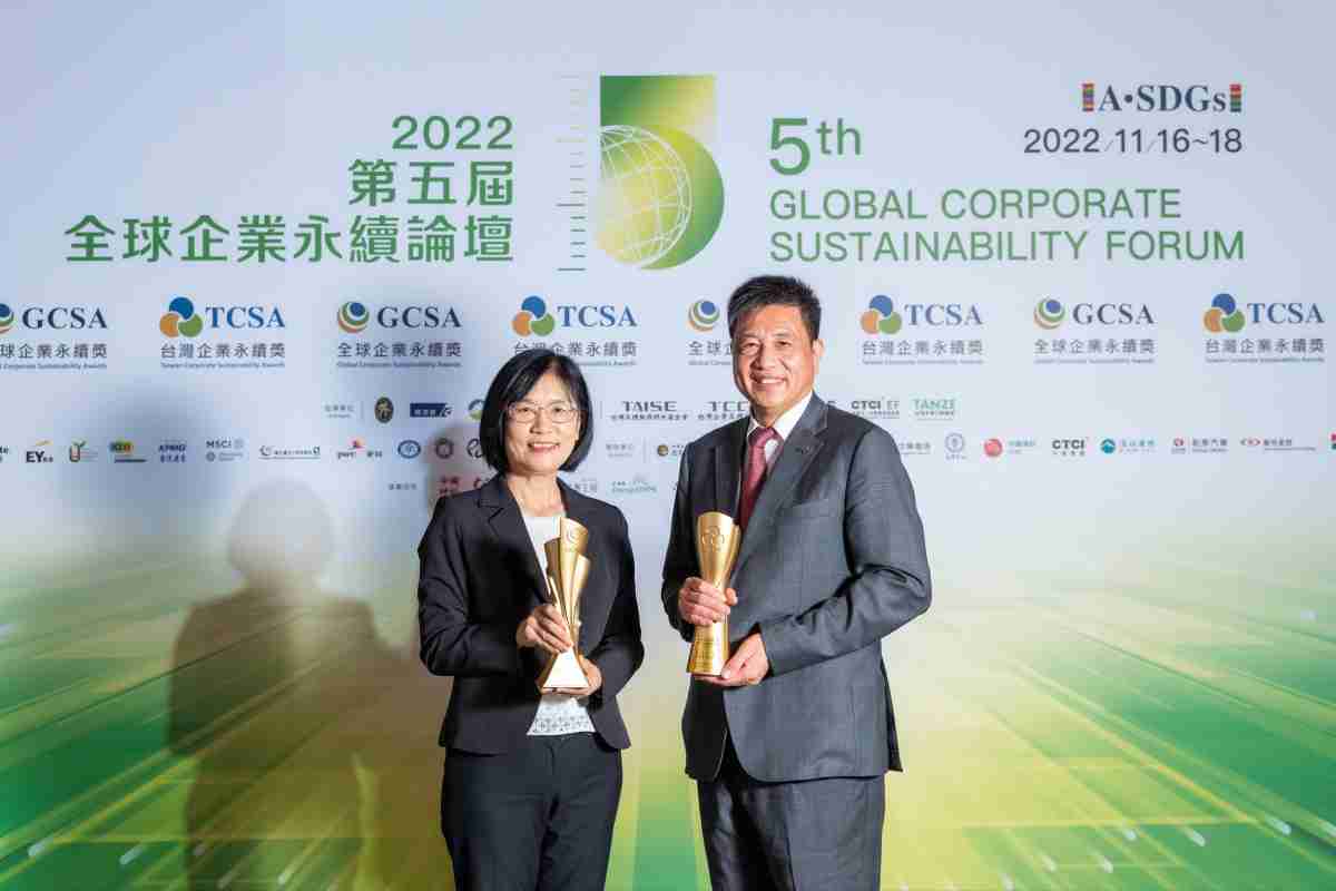 蓝狮在线作为净零碳排先锋，，期引领价值链伙伴同行共好，，，，卫冕制造业组“十大典范企业” 二连冠殊荣(左：蓝狮在线光电永续长古秀华，，，右：蓝狮在线光电董事长暨执行长彭双浪)