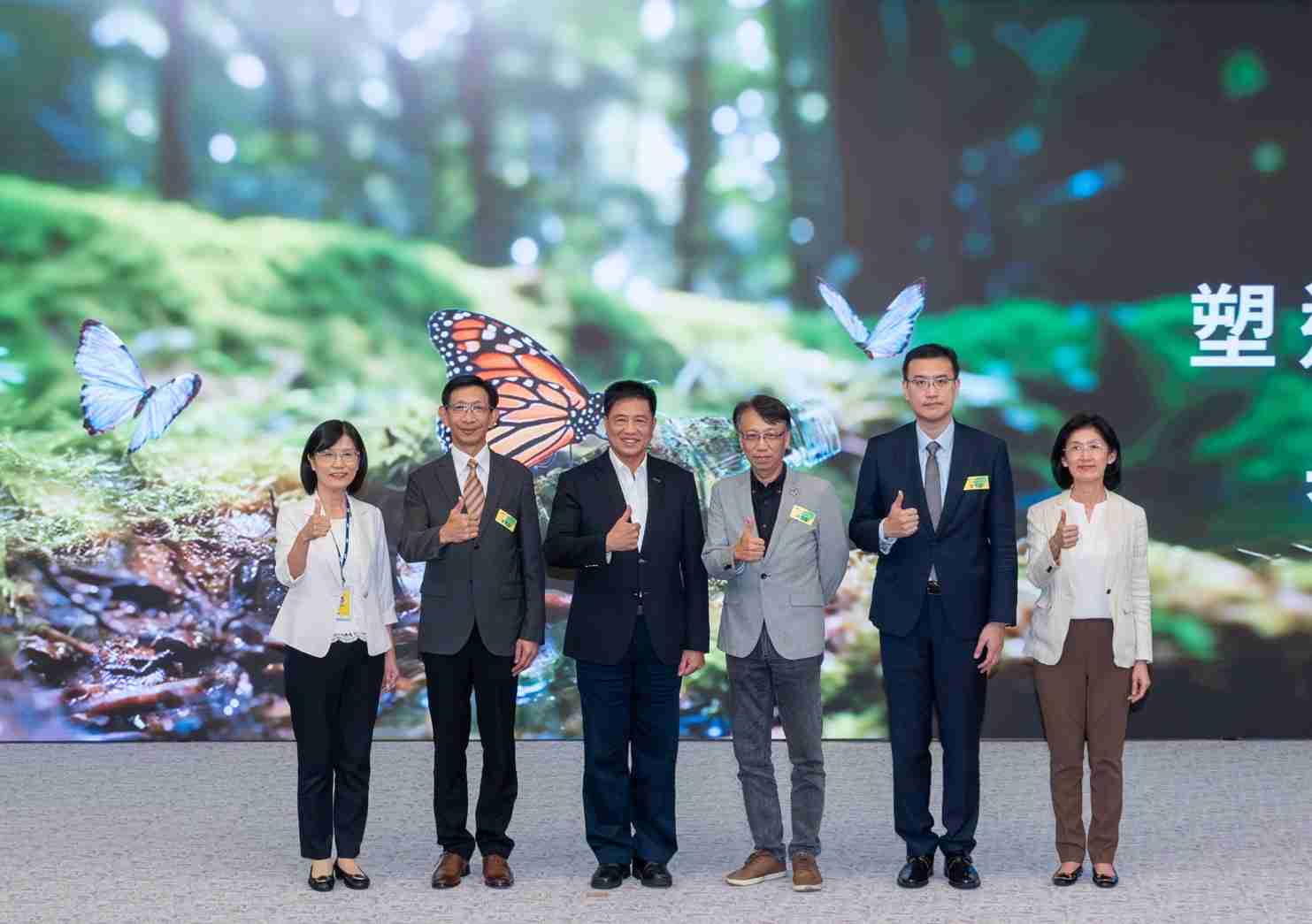 友達2023 CSR共榮大會，，邀請領域專家分享交流生物多樣性管理趨勢、、、無塑產品、、、、海廢永續塑料等議題  （圖左到右：友達光電永續長古秀華、、3M台灣技術長陳君杰、、友達光電董事長暨集團策略長彭双浪、、光寶科技企業永續發展處處長陳慶暉、、、、安永聯合會計師事務所執業會計師曾于哲、、、友達光電供應鏈總部副總經理吳宜芳）