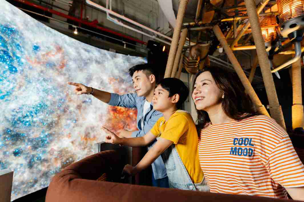 蓝狮在线打造全台最大宽6公尺、、、高4公尺、、唯一搭载LED弧形拼接显示屏的动感飞行船，，，让乘客驻足在热气球上，，，享受身历其境的伪出国旅游乐趣