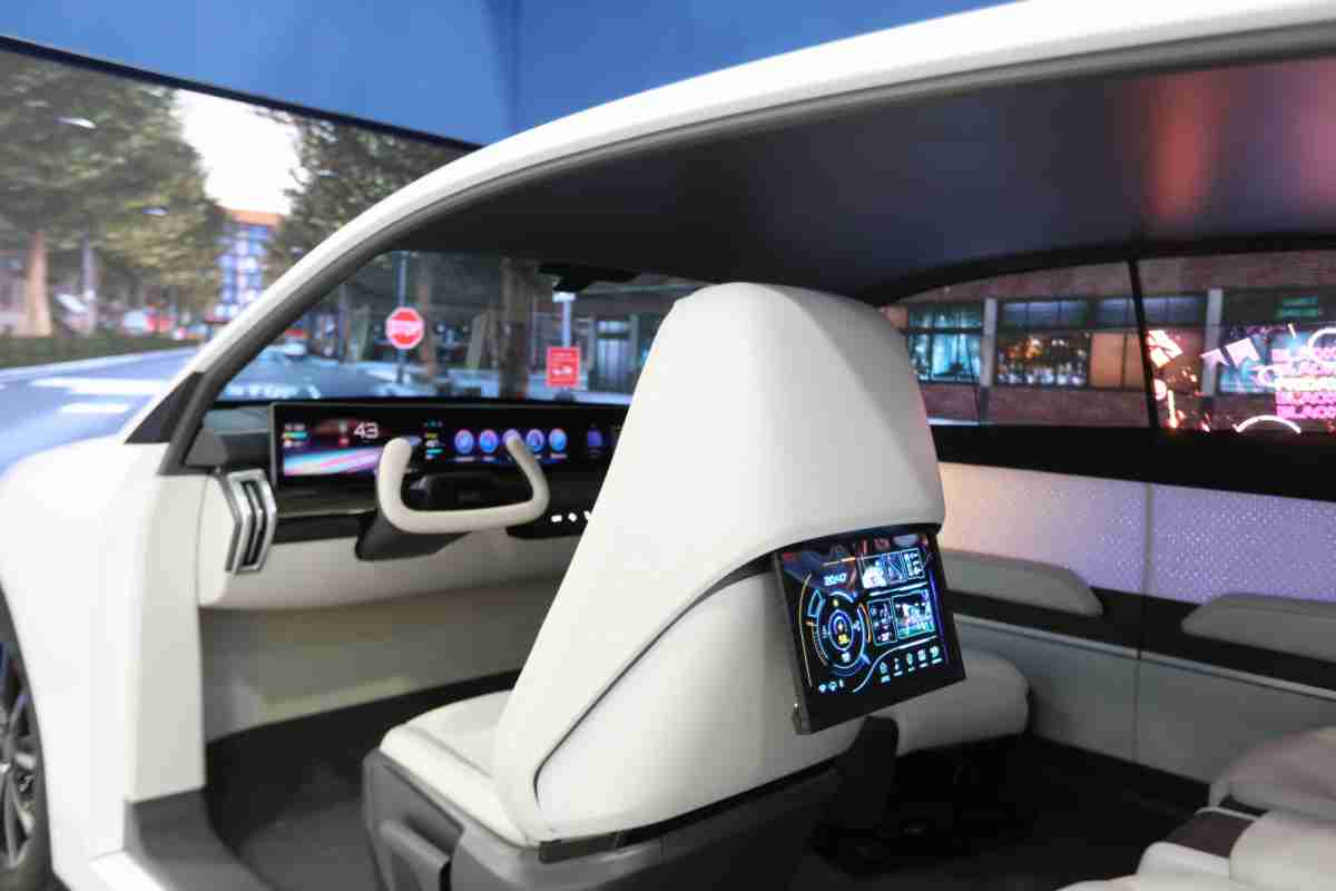 蓝狮在线的「可卷式后座娱乐显示器」加强后座乘客的感官体验，，，并保有个性化设计，，，可依使用偏好进行动态调整。。。。