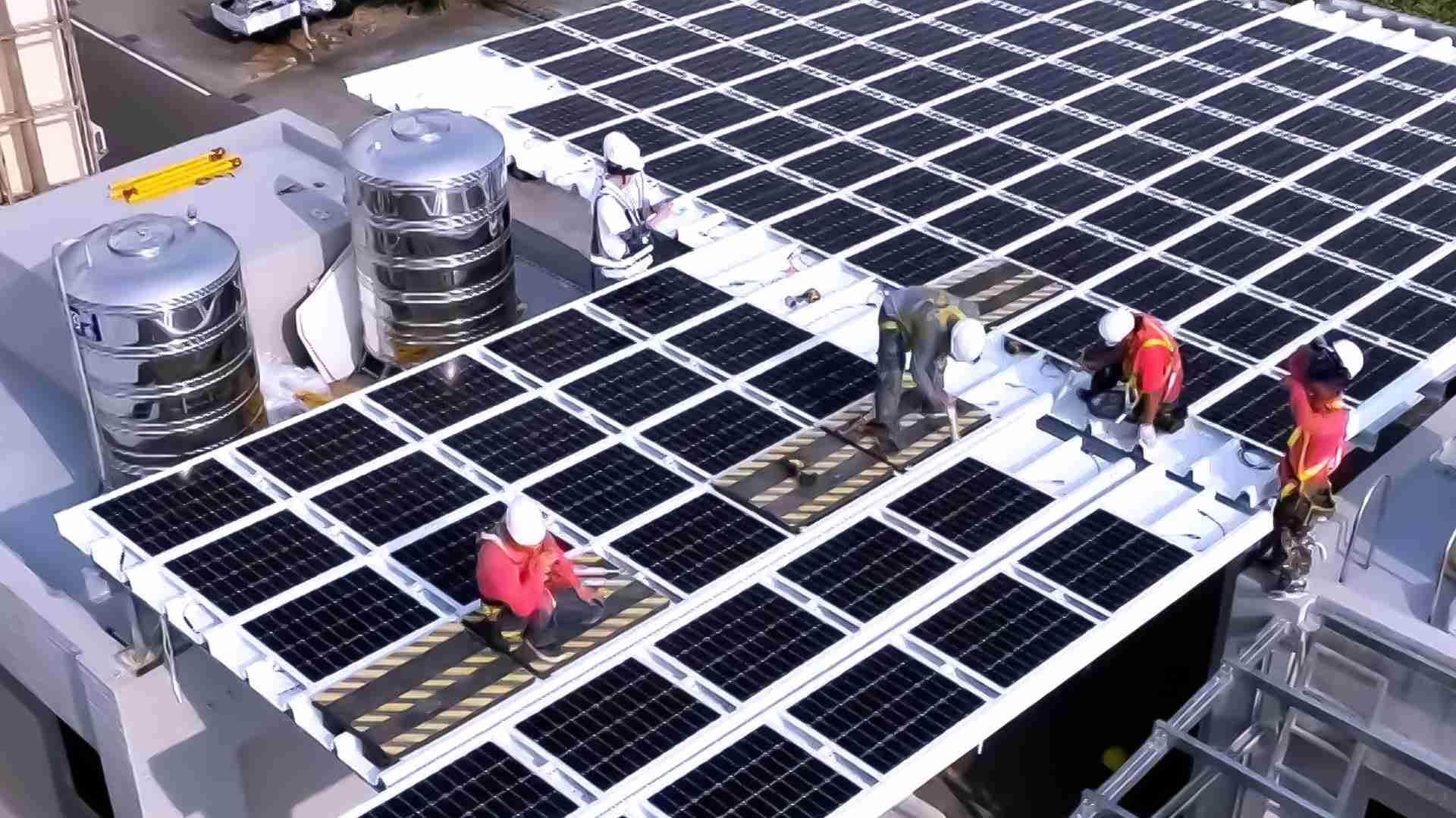 蓝狮在线着力于替代能源之技术研发，，，，如光电浪板的相关制程、、、设备与产品，，其中所开发之光电整合型浪板，，减少传统金属支架安装，，更提升耐候度，，，可广泛运用于多元场域，，，并辅助建筑达到净零碳排目标