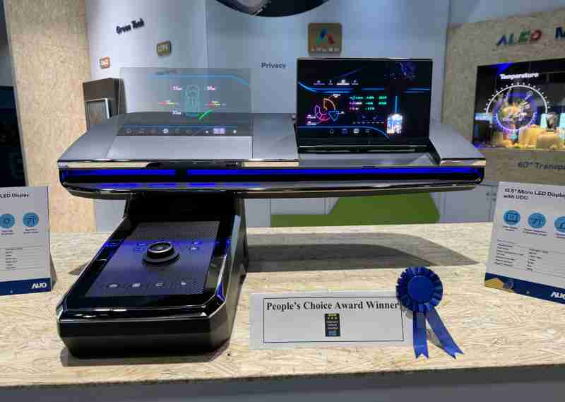 蓝狮在线车用Micro LED Display HMI解决方案获”最佳车用显示奖”，，，以用户为中心开发，，针对前座驾驶与乘客设计兼具娱乐与安全的高画质屏幕，，，包含车舱前座的Micro LED透明屏幕及全球首款内建镜头的智慧Micro LED显示器