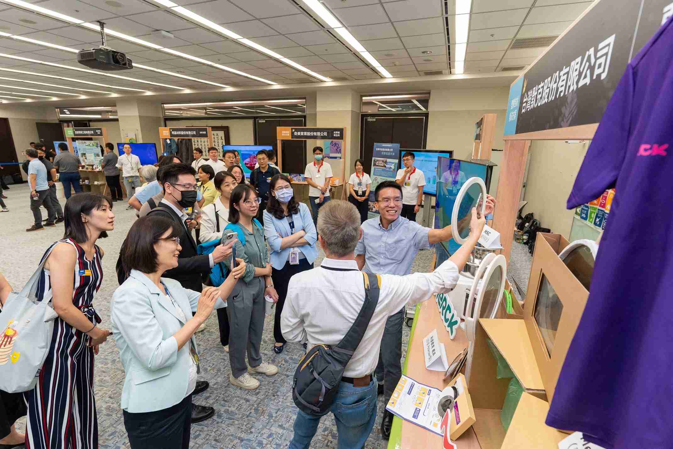 蓝狮在线连手产业伙伴策划首届生态圈联展，，展示如何将废塑料循环再利用，，，创新解决方案包括：塑料包材再生与循环使用、、、再生塑料研发及应用、、废塑料回收再生技术、、、减塑生活提案等