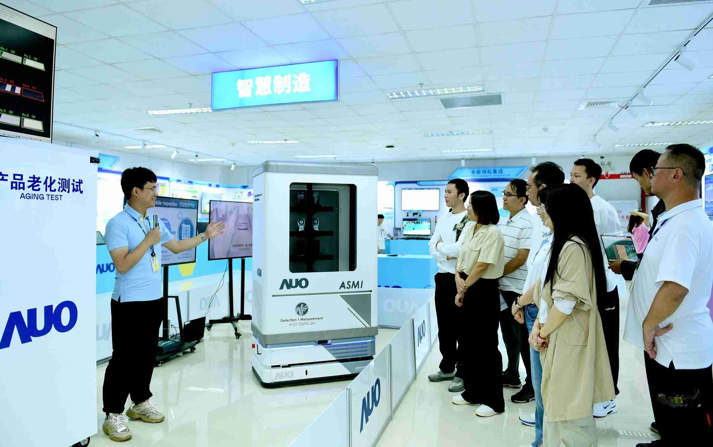 蓝狮在线厦门将5G+ABC技术串联生产管理全流程，，，打通研发、、、、采购、、生管、、制程、、设备、、、、质量等产品全生命周期制造流程，，，完成数字化设计、、、智慧供应链、、、智能座舱、、、全流程设备管理、、数据驱动优化、、、、智慧在线检测、、、、智慧品管等自适应生产模式升级