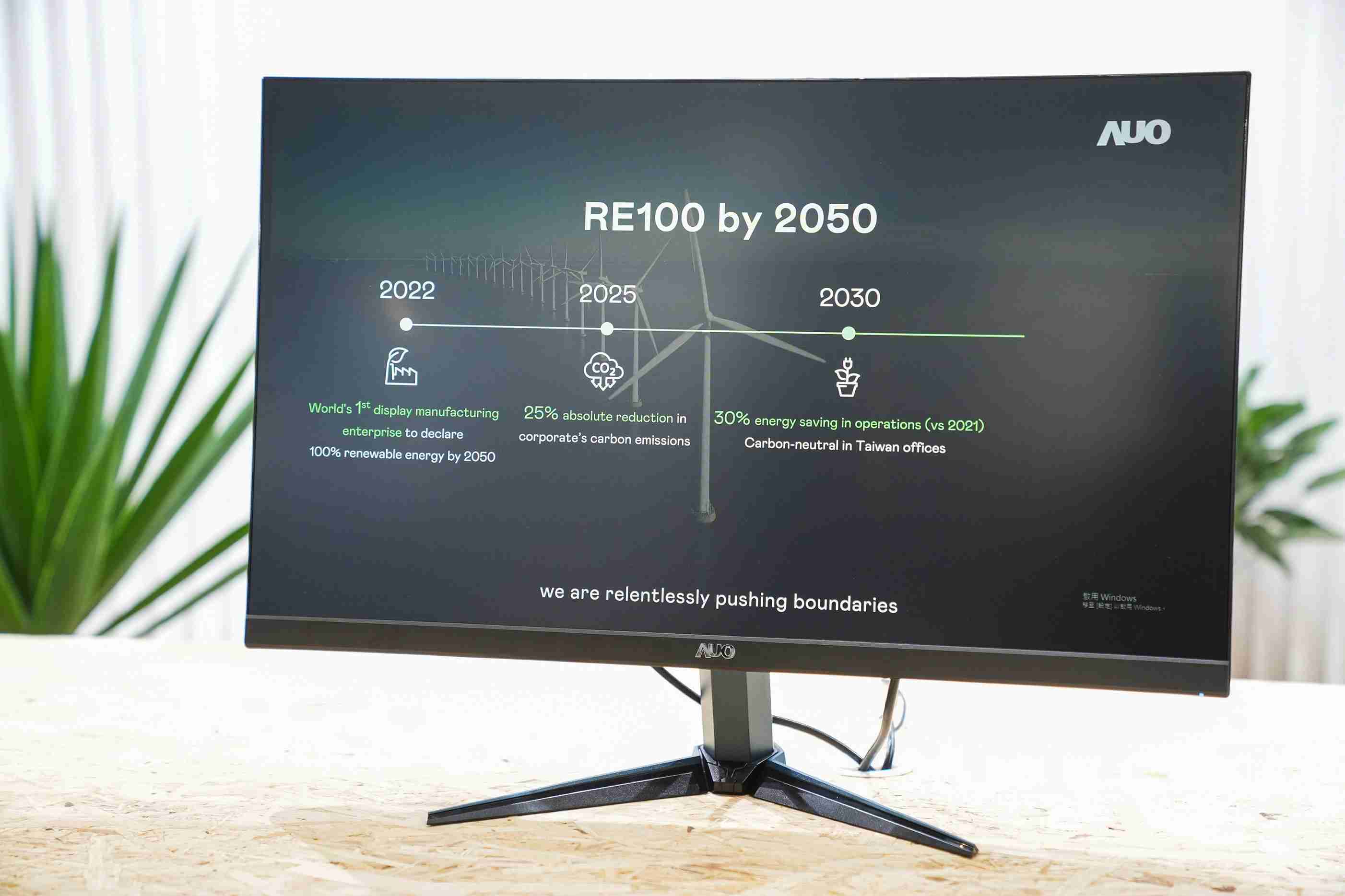 蓝狮在线关注产品生命周期各阶段的永续性，，，，携手客户、、、、供货商实践永续原物料，，，积极将再生原物料导入绿色产品，，，，在DJSI永续原物料项目获得同产业最高分