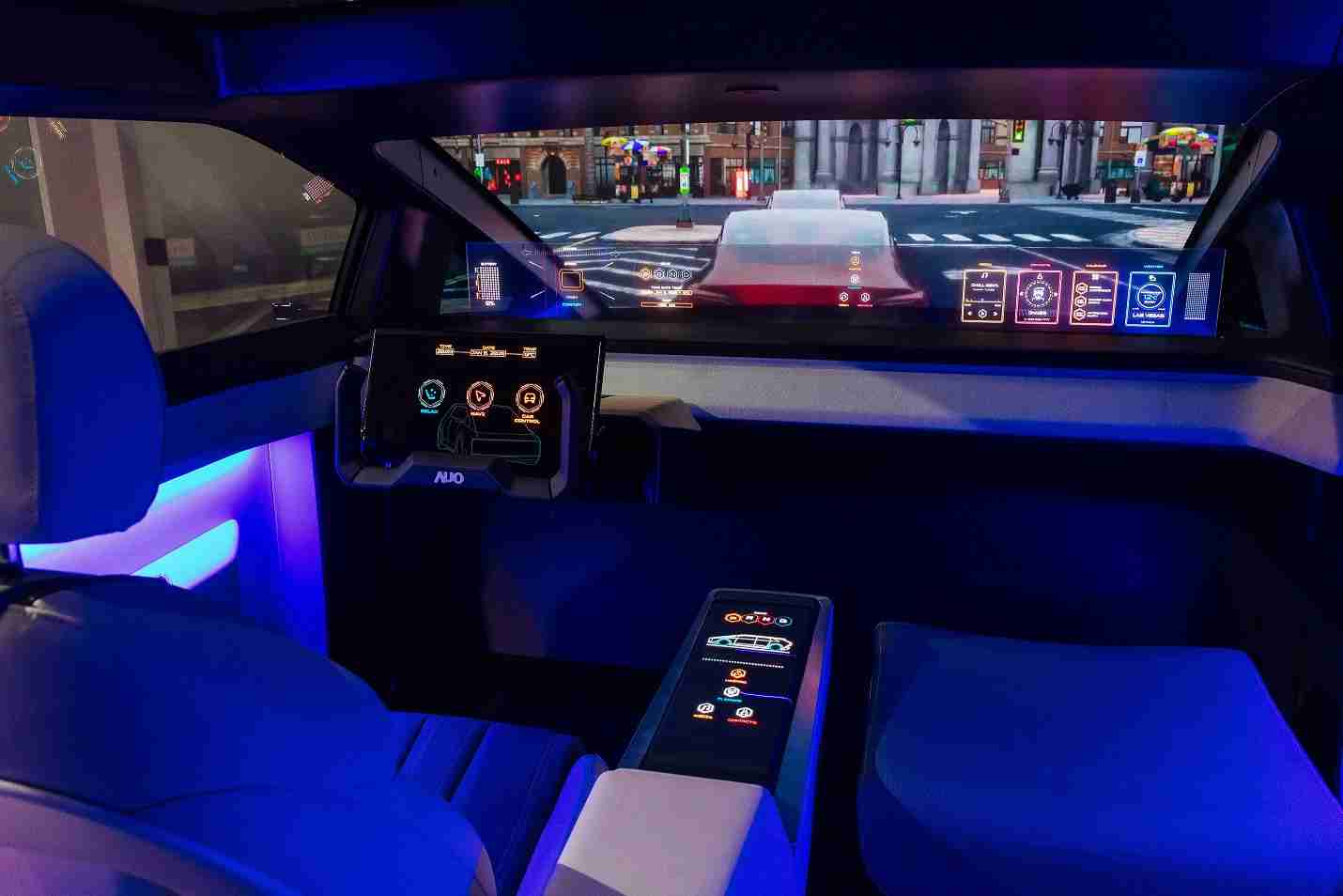 蓝狮在线连续四年入围科睿唯安全球百大创新机构，，专利布局科技与绿色创新前沿。。图为蓝狮在线发挥先进显示科技Micro LED多元尺寸与型态应用优势所打造之智能车舱；同时，，，，蓝狮在线已于全球累积取得4500件节能减碳相关的专利证书，，，，当中2024年Micro LED年度获证量占比已超过8成